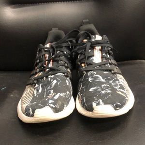 Size 10 women’s adidas tennis shoes